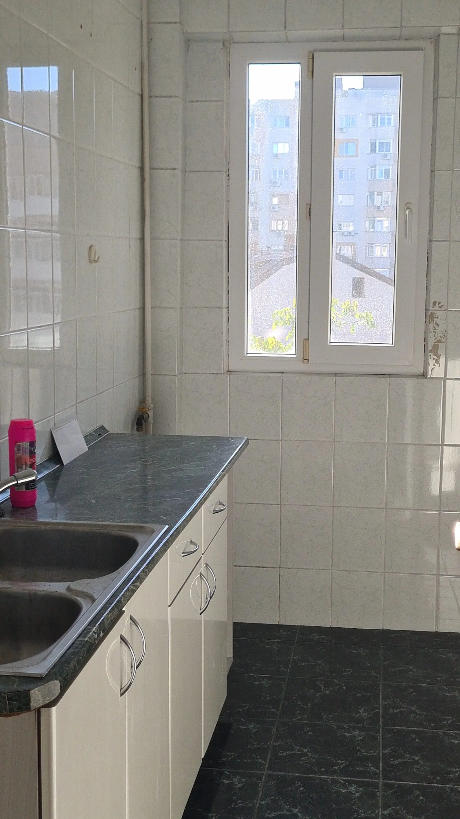 Particular, vând urgent, ap. 2 camere decomandate, nemobilat, cu balcon, 39 mp utili, super central 2