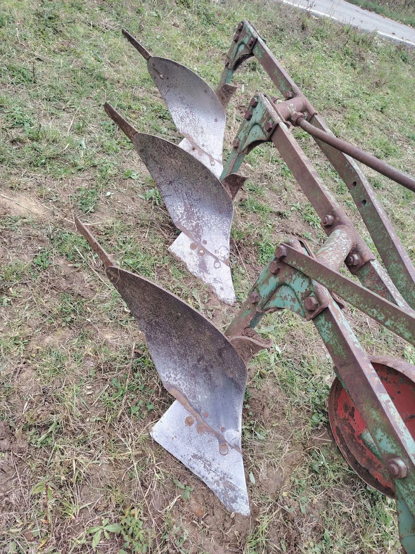 vând plug după tractor 2